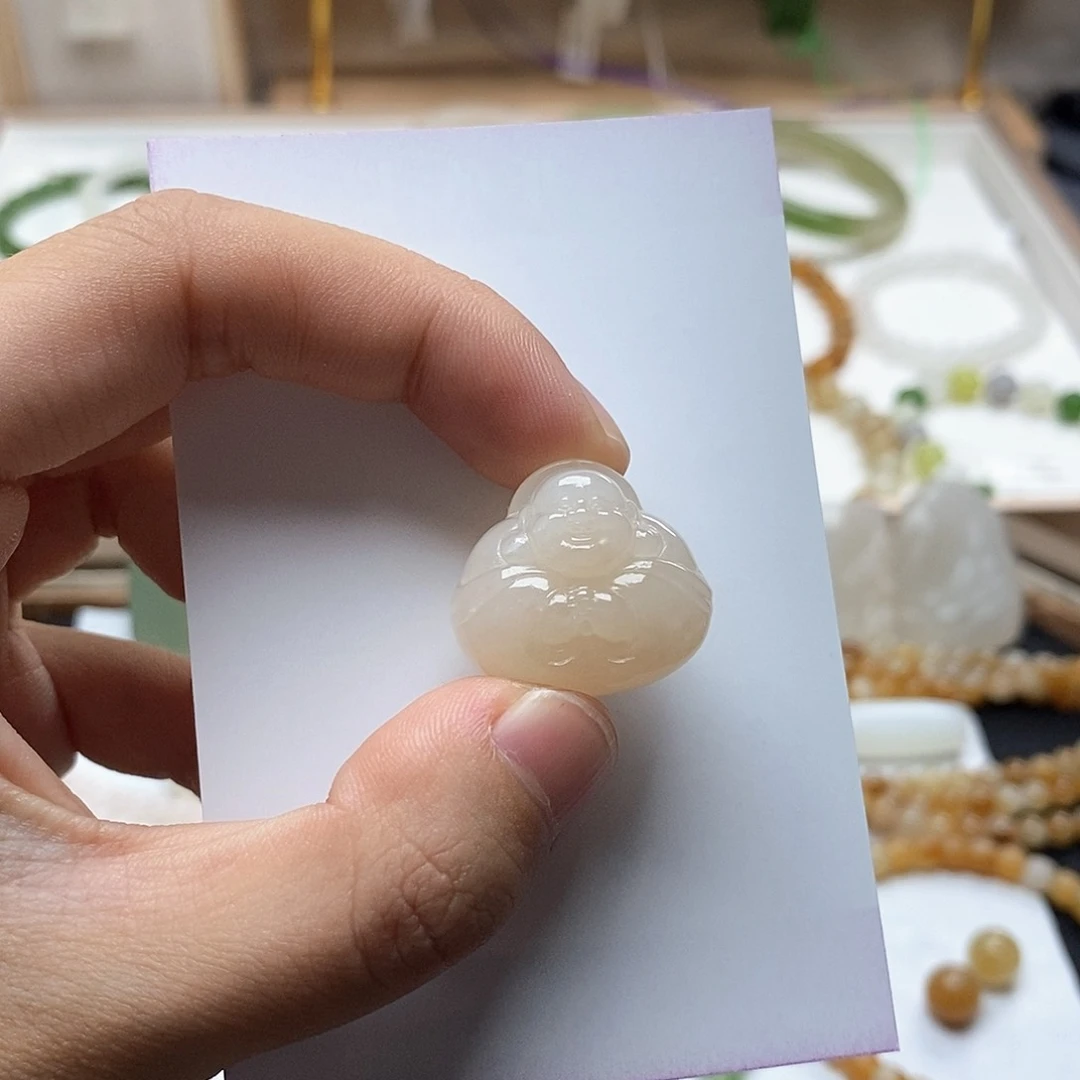 和田玉颈饰未镶嵌浓粉抱抱佛