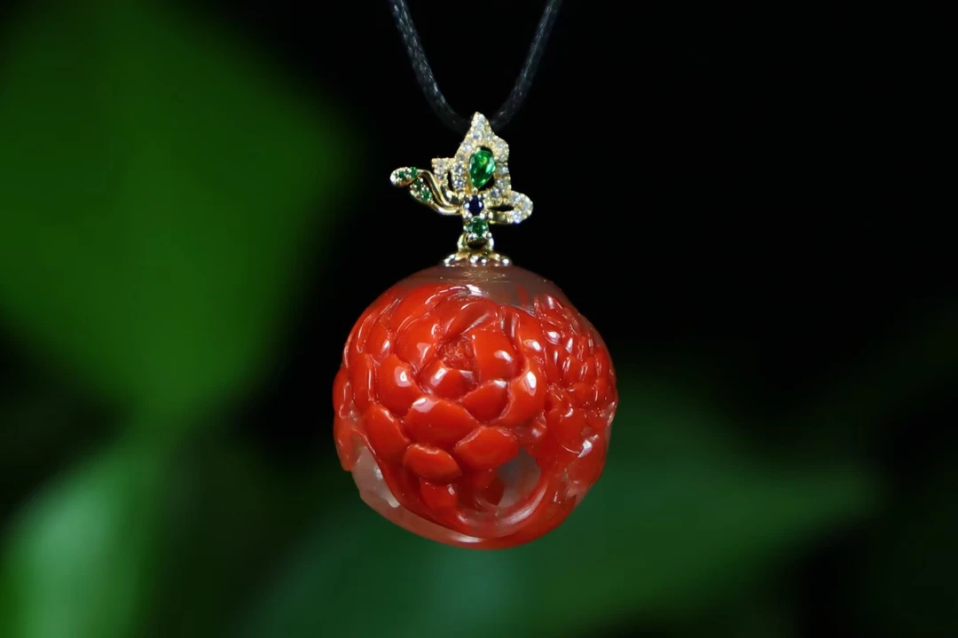 四川九口料南红雕刻吊坠挂件镶嵌牡丹花珠