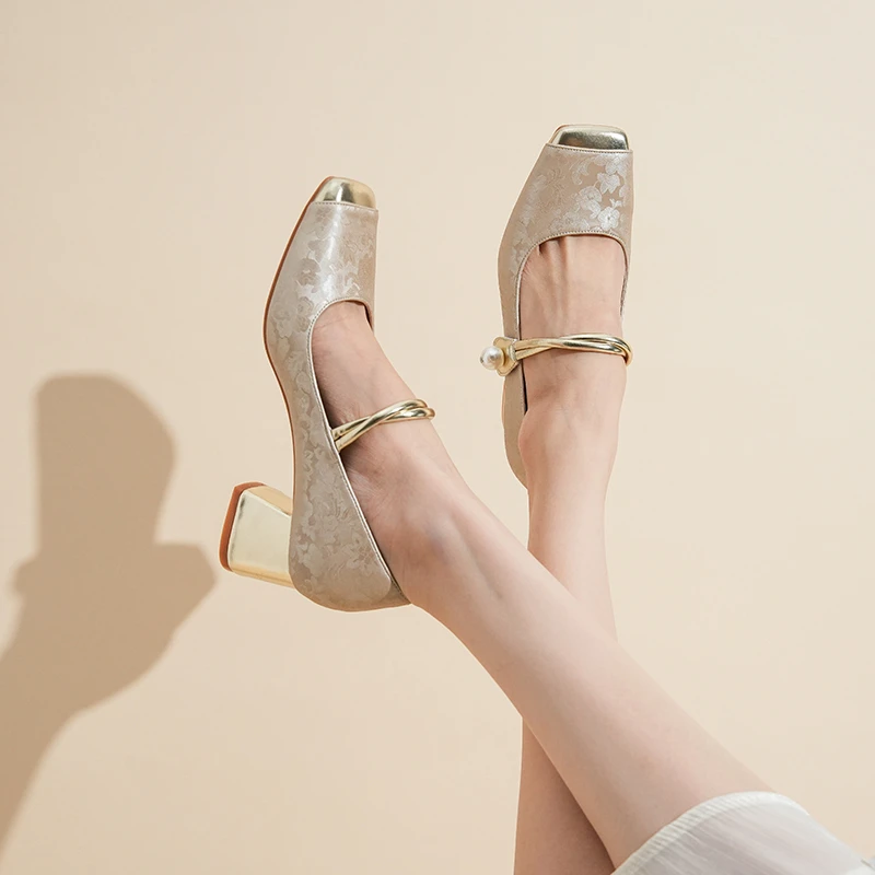 中国风时尚百搭法式手工轻奢压花中跟鞋女拼色方头一字带粗跟单鞋