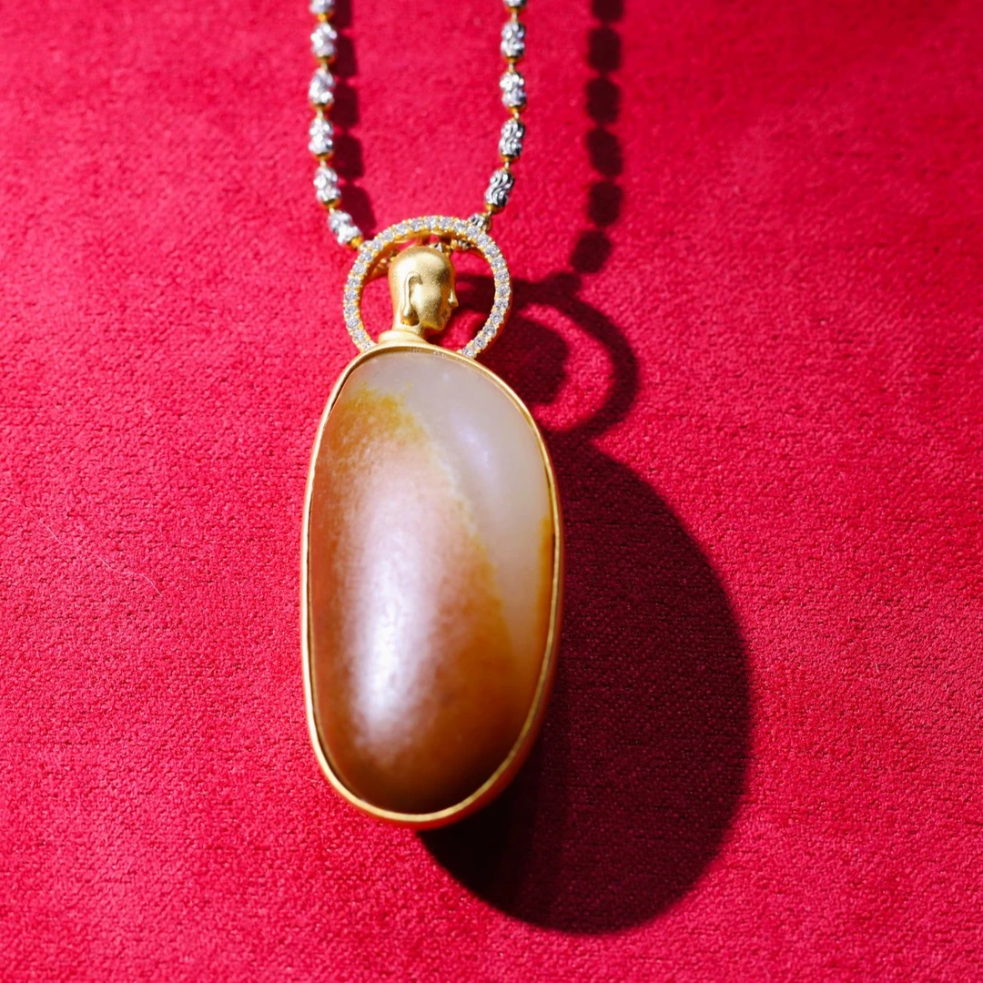 新疆和田玉原石金镶玉红皮白肉悟道挂件