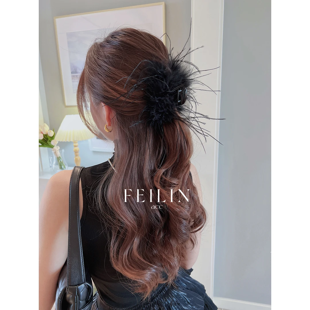 YIZUN.CHOMEL黑色纯欲鸵鸟羽毛抓夹大号发夹女后脑勺发量多鲨鱼夹