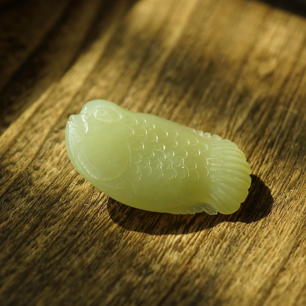 新疆和田玉若羌黄口小鱼吊坠手工精雕挂件