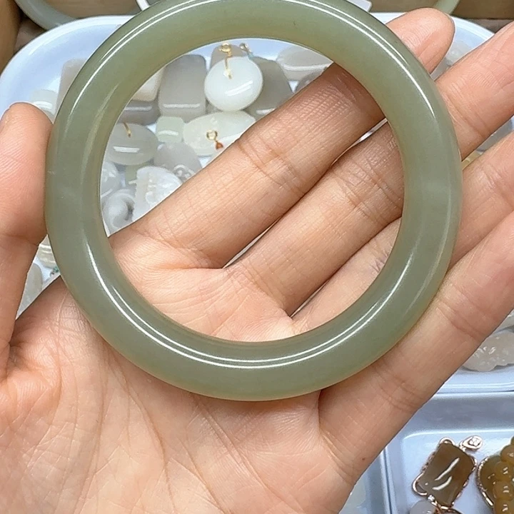 和田玉手镯未镶嵌田***舞