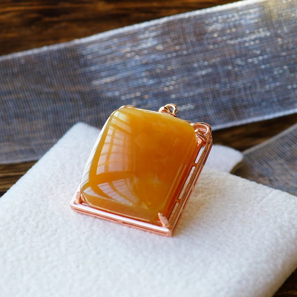 新疆和田玉且末糖玉平安无事牌吊坠