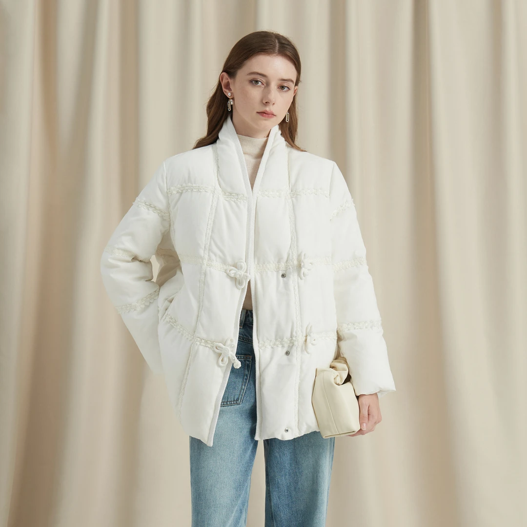 CAROLINE卡洛琳冬季新款通勤花型盘扣新中式羽绒服ECRCDA12