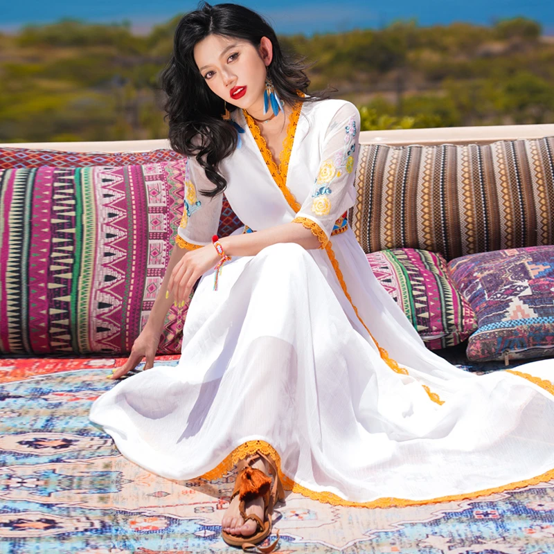 云南民族风连衣裙女夏季白色绣花收腰中国风气质大摆旅游度假长裙