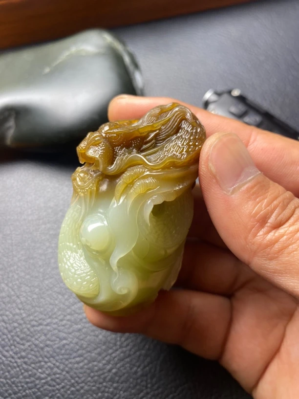 和田玉金山糖白龙手把件