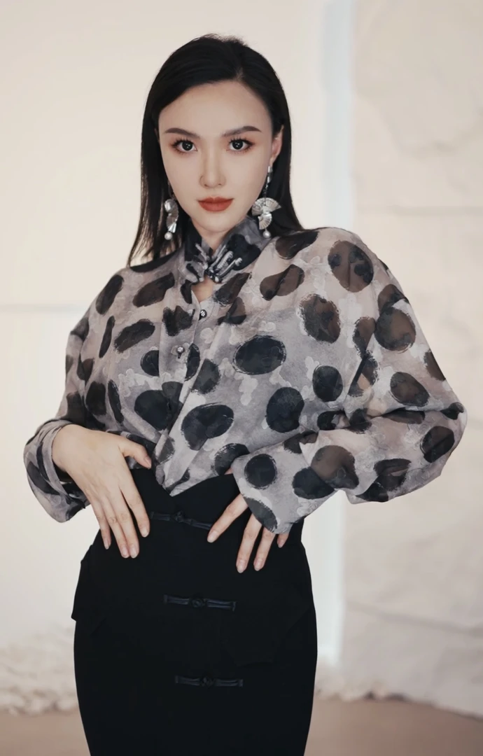 设计师款领口盘扣黑色圆点水墨亮钻扣微透衬衫