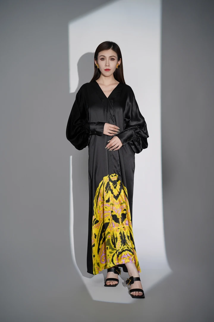 气质时尚中式女款小黑裙长裙黑色款金色刺绣V领桑蚕丝连衣裙