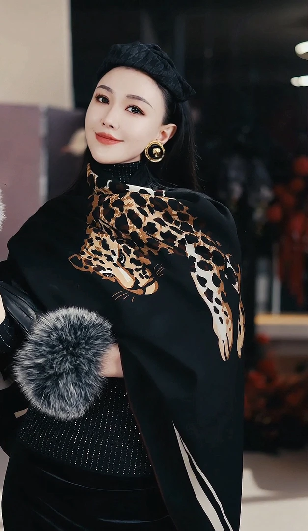 高定设计师款时尚复古黑白条纹拼接豹子印花蚕丝羊毛方巾