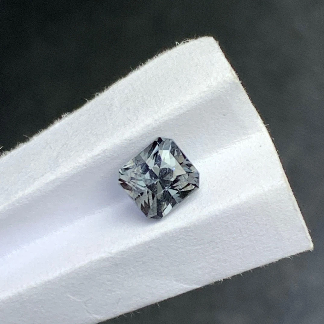 天然金属灰尖晶石0.82克拉