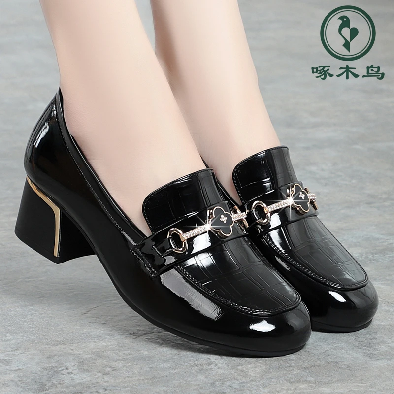 啄木鸟春季新款妈妈鞋女士皮鞋中跟粗跟单鞋软底套脚一脚蹬乐福鞋