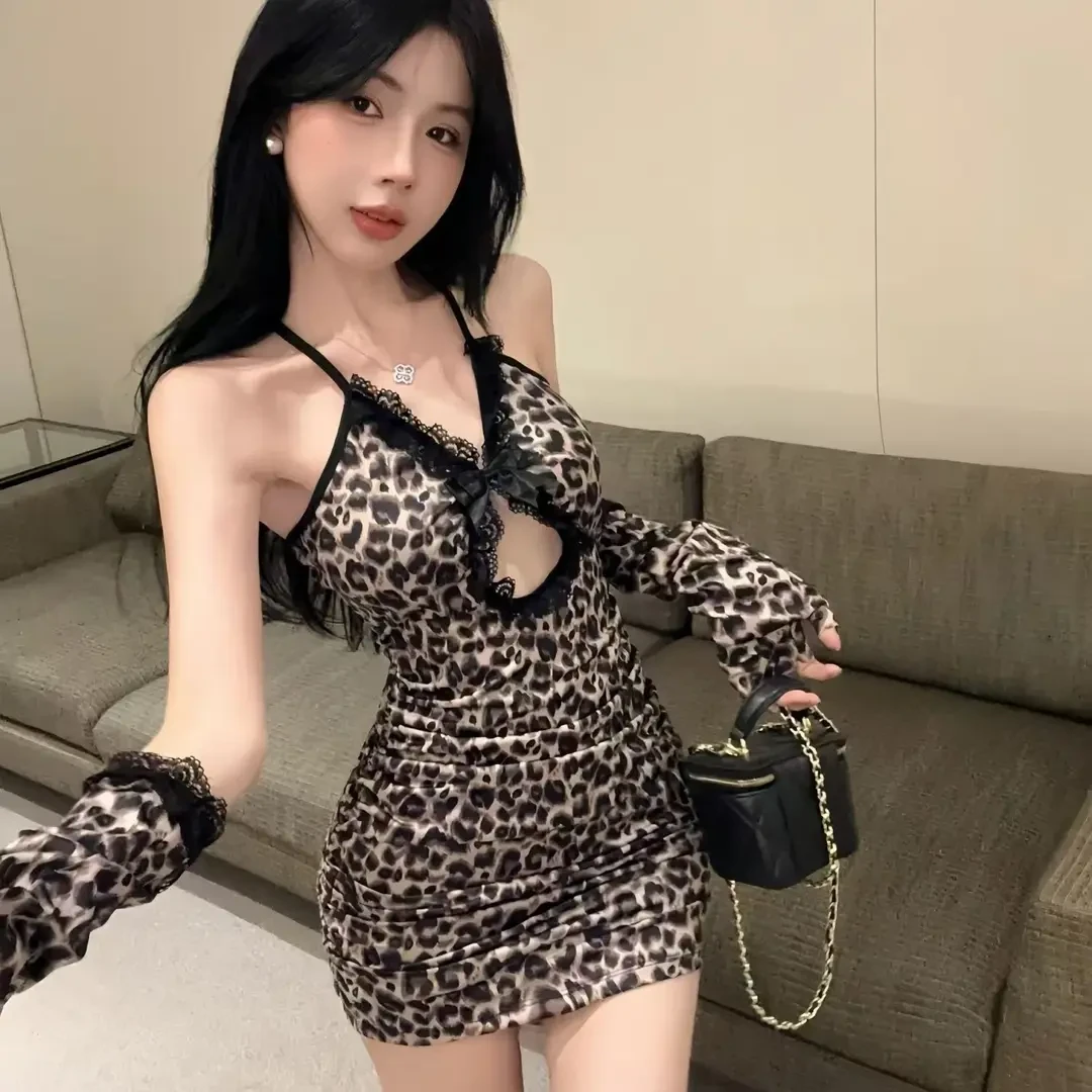 法式气质豹纹辣妹修身褶皱镂空挂脖连衣裙女纯欲显瘦荷包臀裙