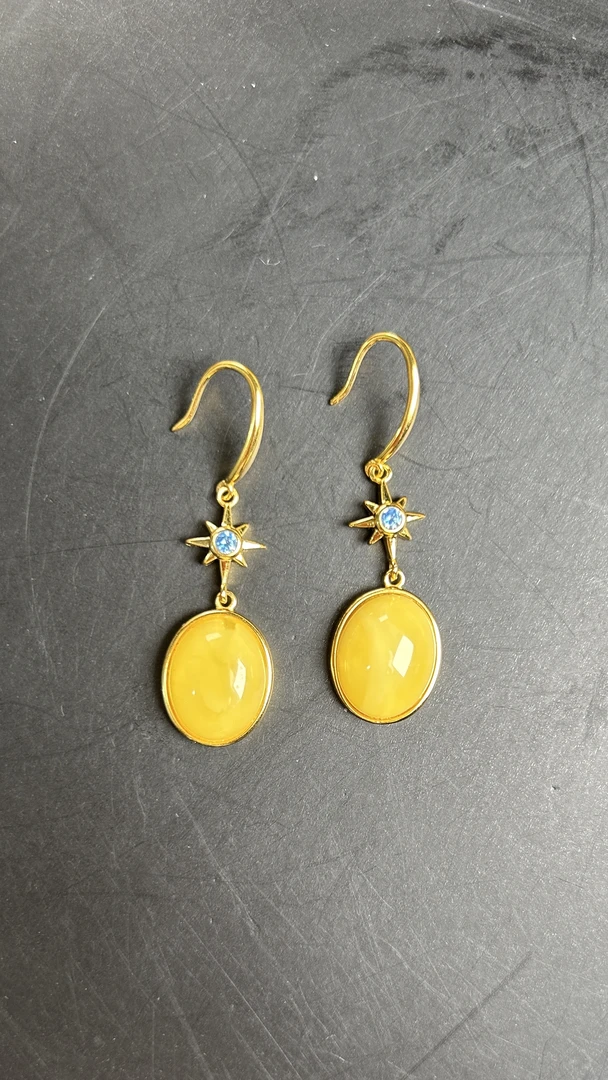 （有色差以直播间为主）俄料蜜蜡耳饰，形状饱满色泽紫光灯鉴定专用