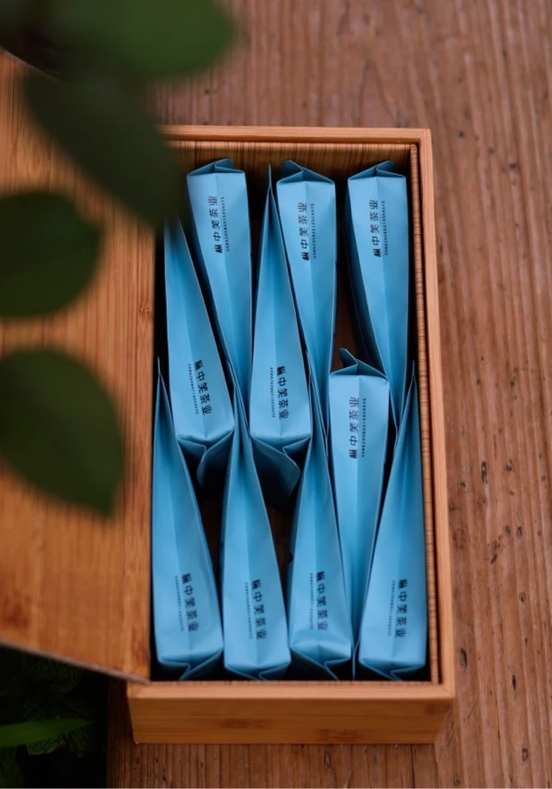 清风（果香肉桂） 香气高扬，桂皮香花香果香交替呈现，入口甜醇细润！