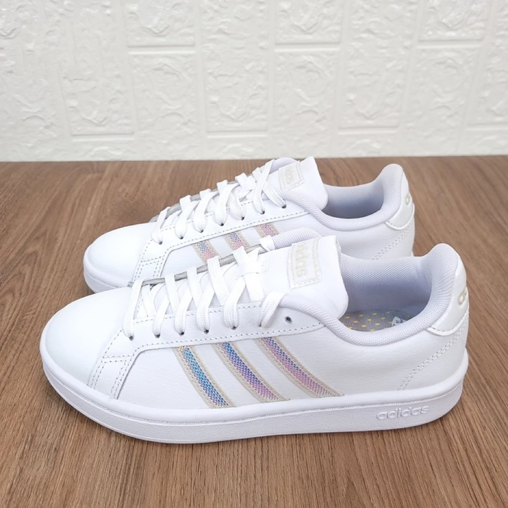 阿迪达斯adidas neo女款经典百搭镭射耐磨防滑低帮运动板鞋FW3734