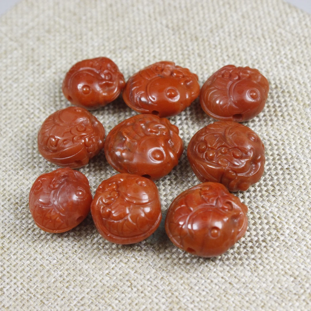 瑕疵尾货黑杂裂天然南红玛瑙雕刻鱼扣通孔配饰满肉柿子红diy