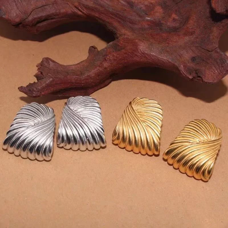 铜合金耳饰 【灵动水波】法式简约水波纹方形轻巧耳钉