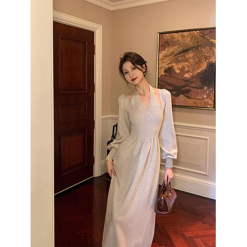 彭剩饭饭 气质穿搭2023秋冬法式显瘦V领挂脖毛衣裙 C1125