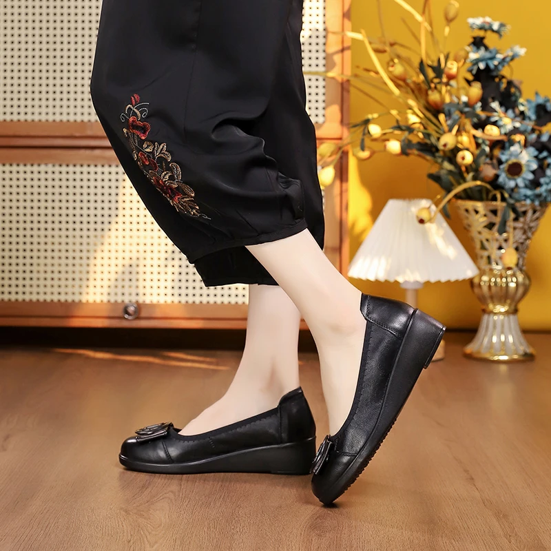 高档女士气质鞋子春季单鞋真皮妈妈鞋软底防滑洋气中老年休闲圆头