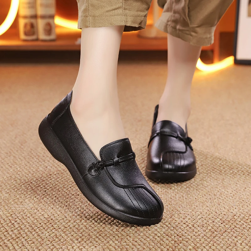 真皮妈妈鞋50-60岁软底防滑中老年休闲皮鞋60-70岁高档圆头单鞋女