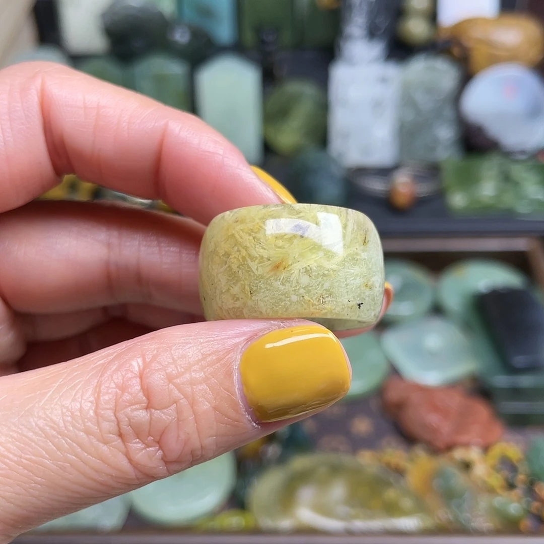 蛇纹石玉颈饰未镶嵌?****?岫玉草花