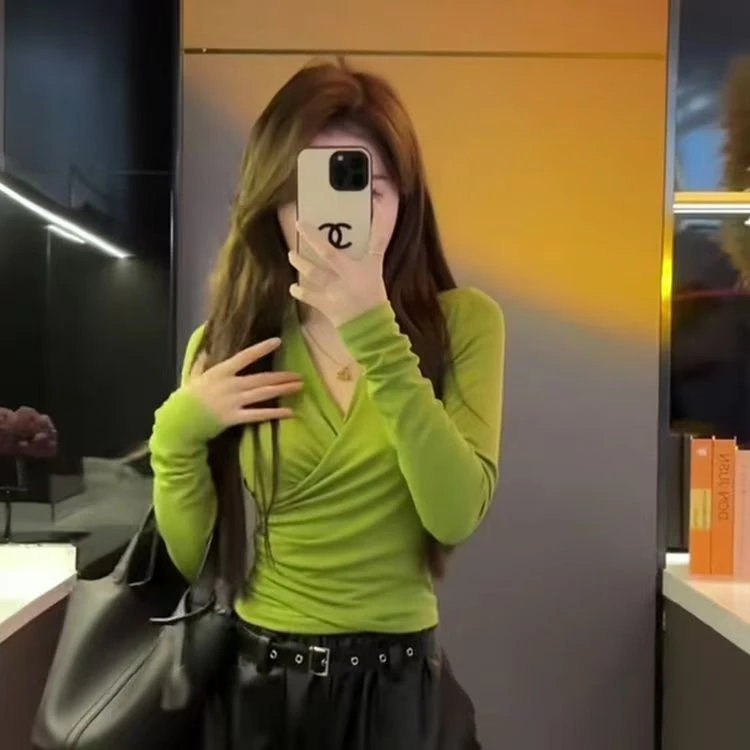 辣妹设计感交叉V领褶皱打底衫T恤女秋季新款修身显瘦气质长袖上衣
