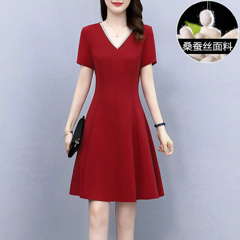 大牌冰丝连衣裙女2024夏季新款小个子高端气质领洋气字裙