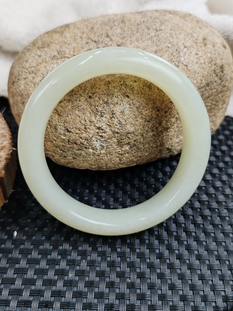 正真新疆和田玉羊脂白玉蜂蜜水色糯性十足手镯（多样性发货发其一）