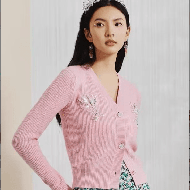 【商场同款】鱼戏莲叶间MAXRIENY刺绣粉黛毛衫春款开衫针织上衣