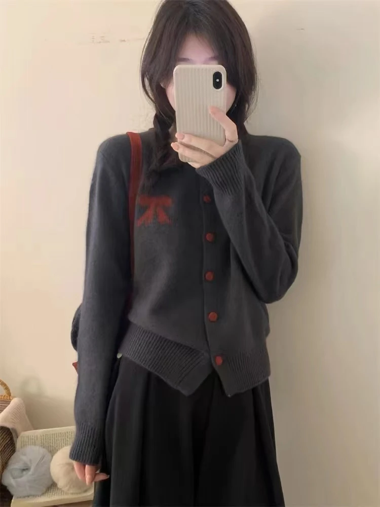 韩系茶灰红扣开衫900