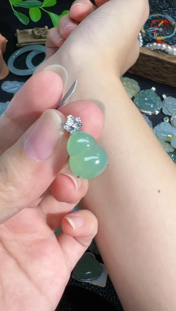 【闪购商品】翡翠吊坠(不含链)18K金镶嵌葫芦吊坠
