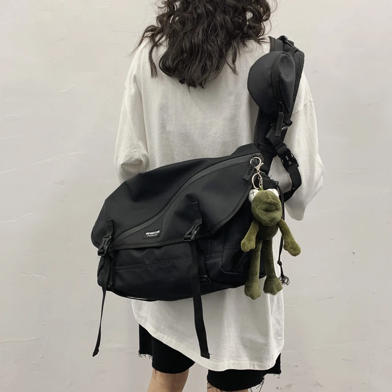 2024潮牌大容量邮差包男士学生斜挎书包运动骑行包女工装机能背包