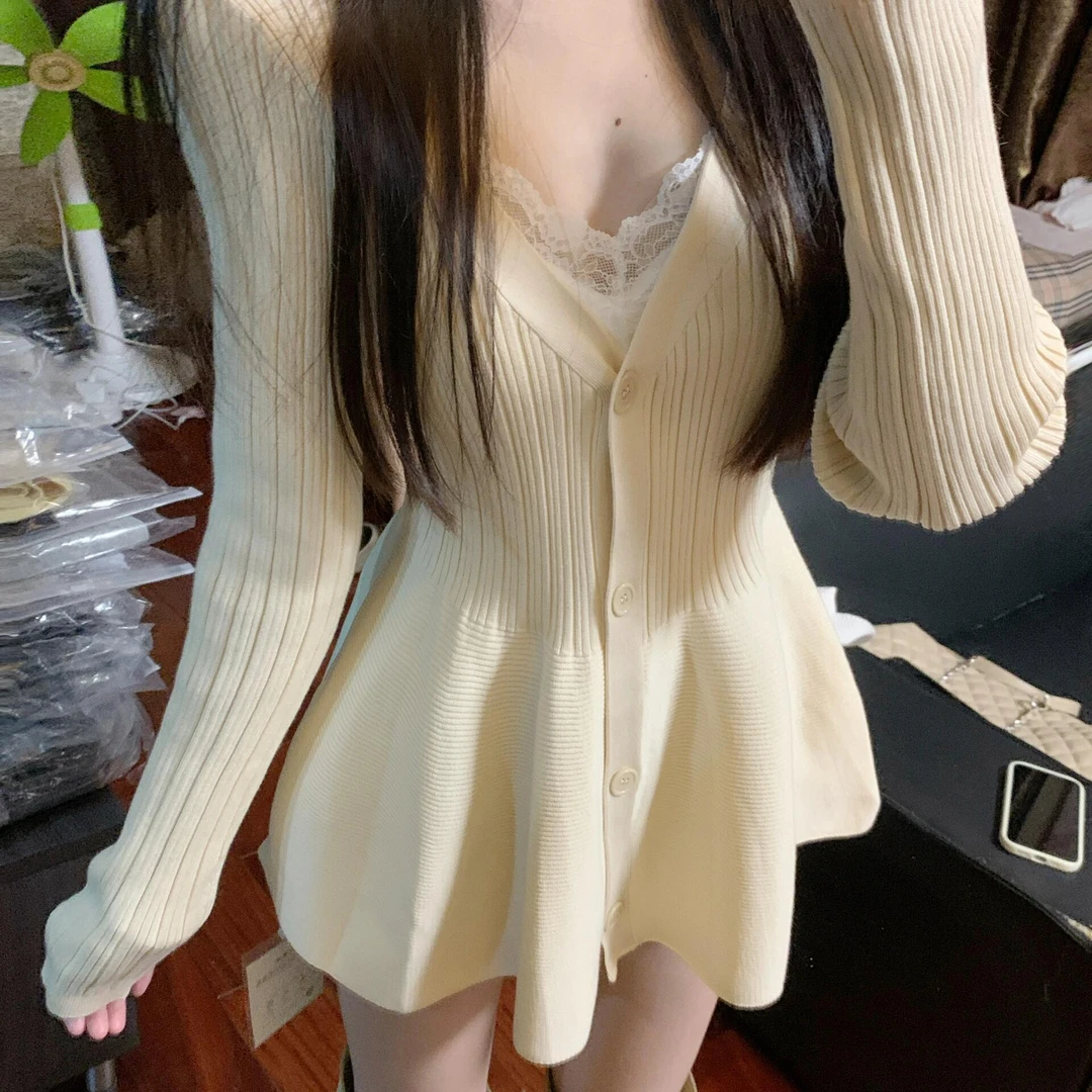 初恋纯欲风杏色v领针织衫女2025秋季新款收腰显瘦花苞下摆超短裙