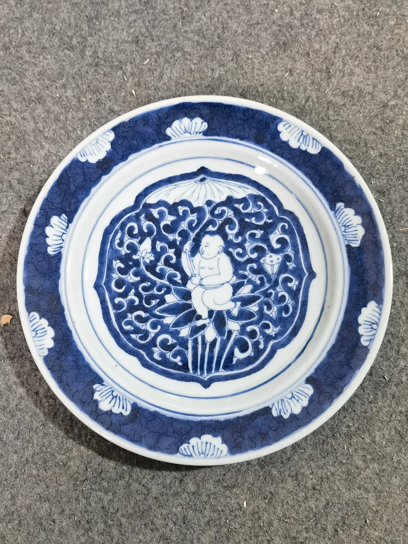 青花莲花留白人物盘
