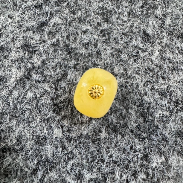 俄料蜜蜡老型 直径10*8mm镶嵌真金金标 孔道1.5 蜡质好 上串好看
