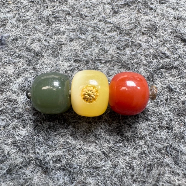 天然原矿红绿灯 直径8 蜜蜡镶嵌足金金标 如图所示一组