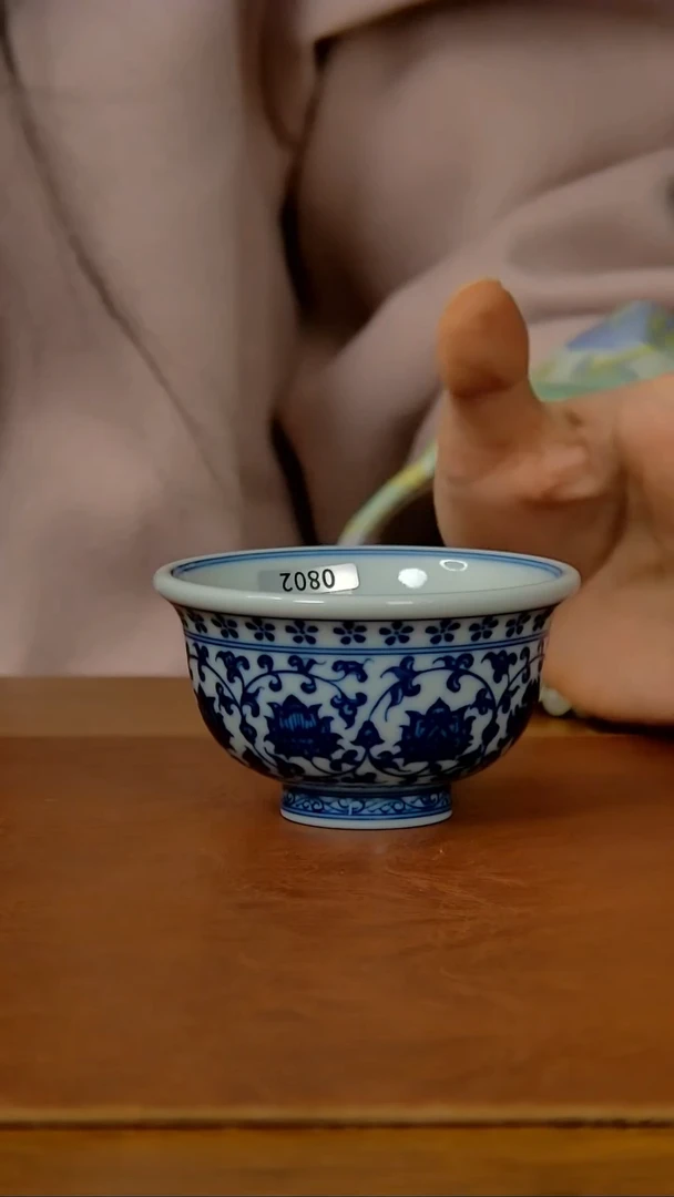 【闪购商品】陶瓷缠枝莲小压手杯（双狮内绘）（柴窑0802