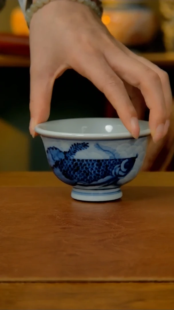 【闪购商品】陶瓷仿明淡海水金龙鱼压手杯（柴窑）0730