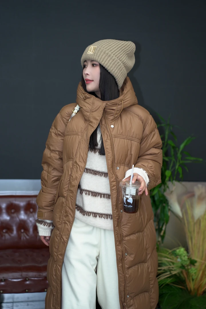 3226冬新款90白鸭绒长款过膝宽松连帽加厚羽绒面包服女外套