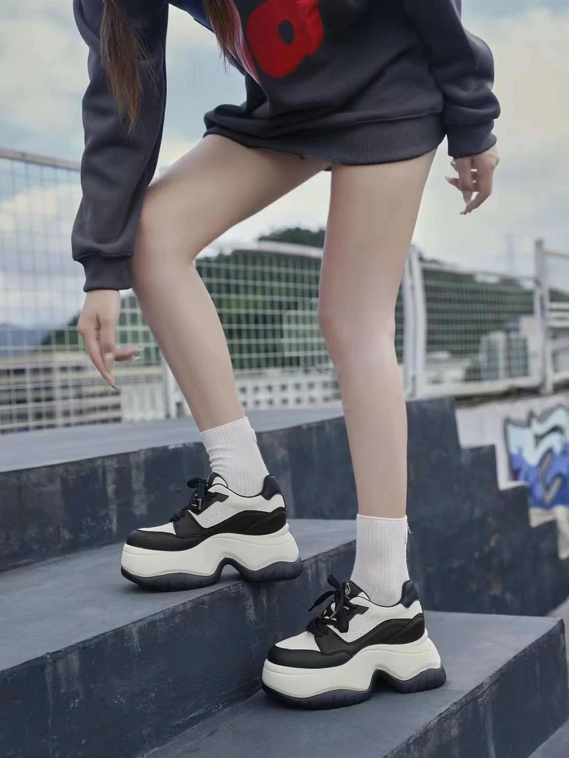 时尚洋气黑白拼色老爹鞋2024秋季新款真皮厚底松糕鞋小白鞋板鞋女