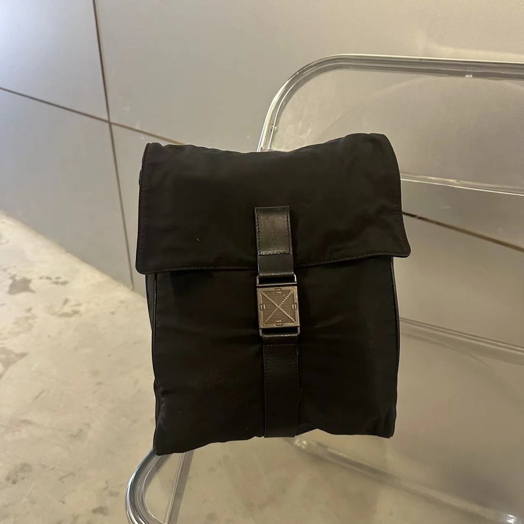 95新 BOTTEGA VENETA/葆蝶家 休闲黑银运动时尚 方扣双肩包男士包