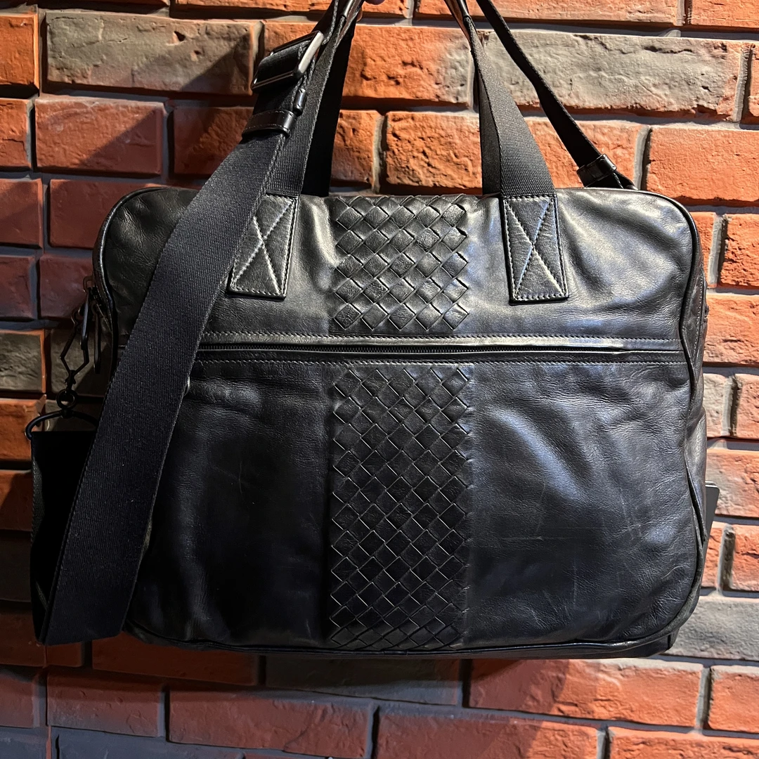 95新 BOTTEGA VENETA/葆蝶家 黑色编织牛皮斜挎邮差包手提包男包