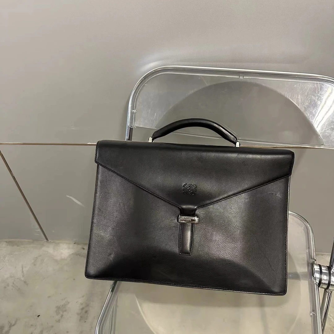 95新 LOEWE/罗意威 罗意威男包 纯黑亮面牛皮银扣翻盖手提公文包