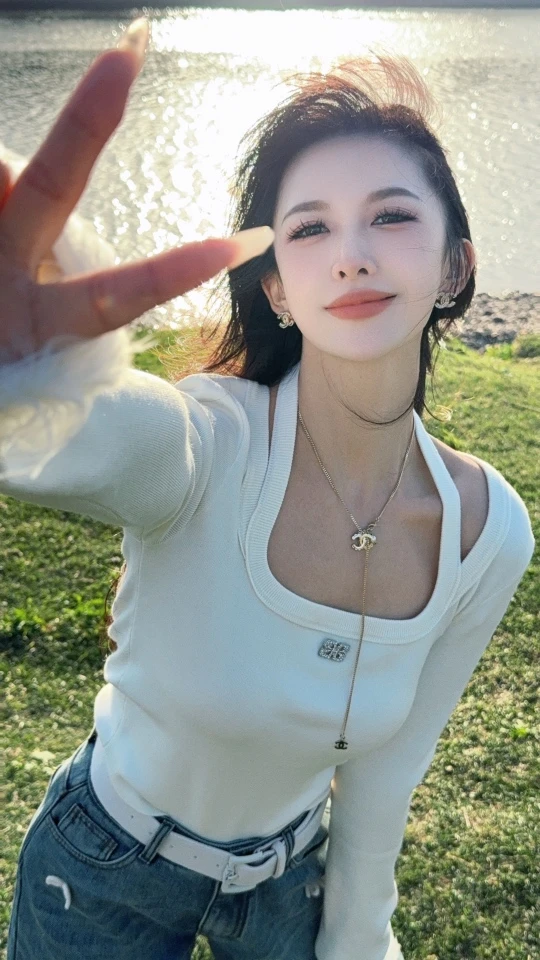 程北北 袖口鸵鸟毛挂脖羊毛针织衫