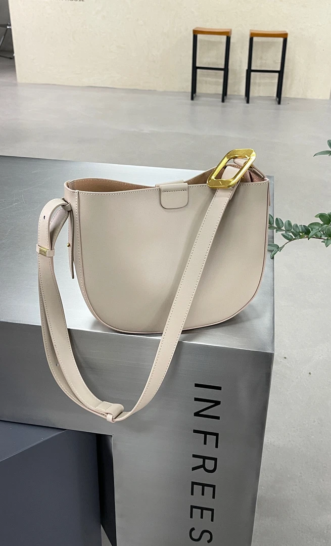 新款百搭简约斜挎包女时尚高级感水桶包真皮女包单肩包小众6555