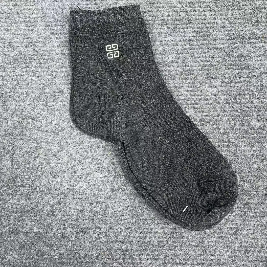 Givenchy/纪梵希新款时尚休闲百搭灰色男士刺绣袜子