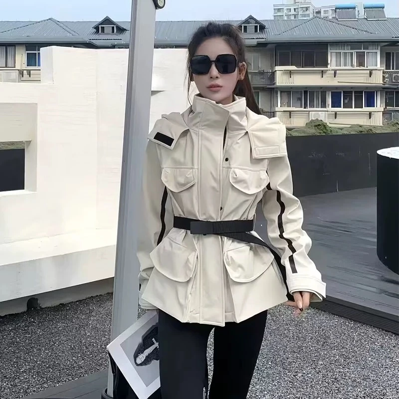 时尚气质防寒服女高级感连帽收腰气质外套2025冬季新款短款冲锋衣