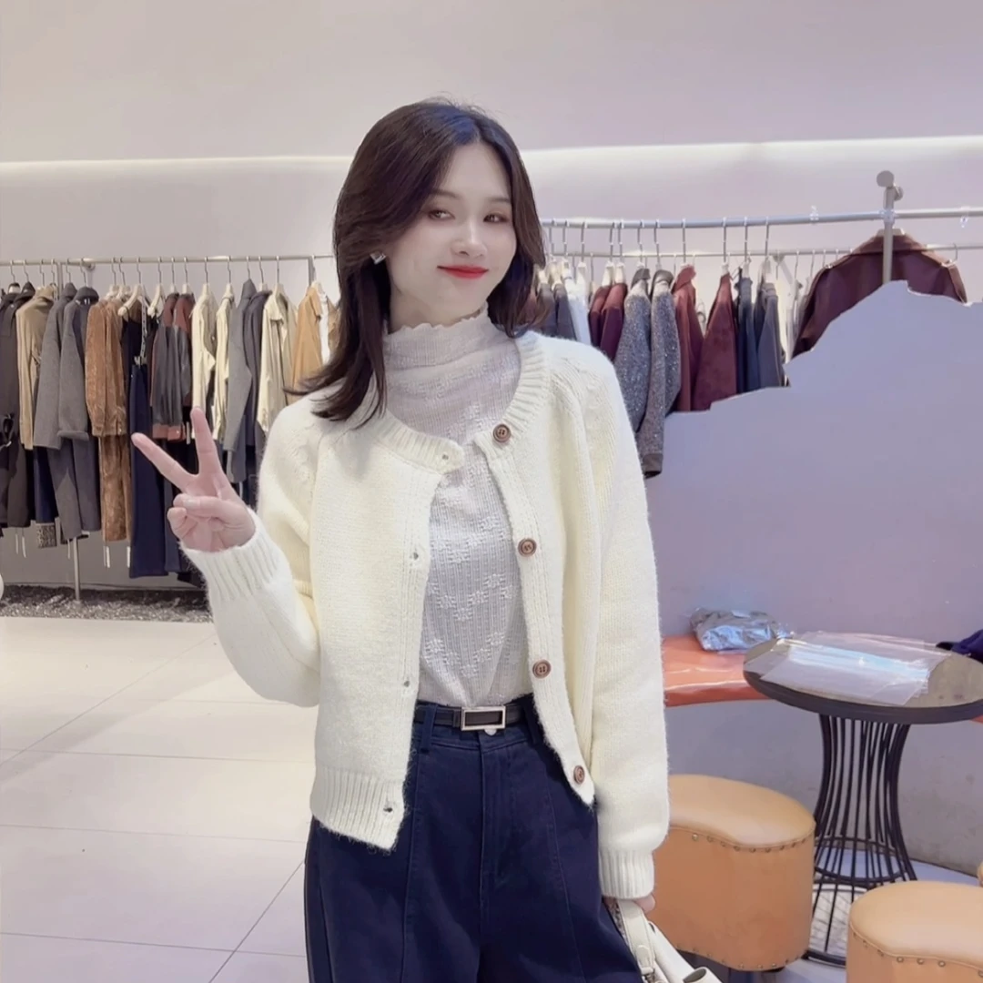 时尚圆领净色特色扣毛衣外套