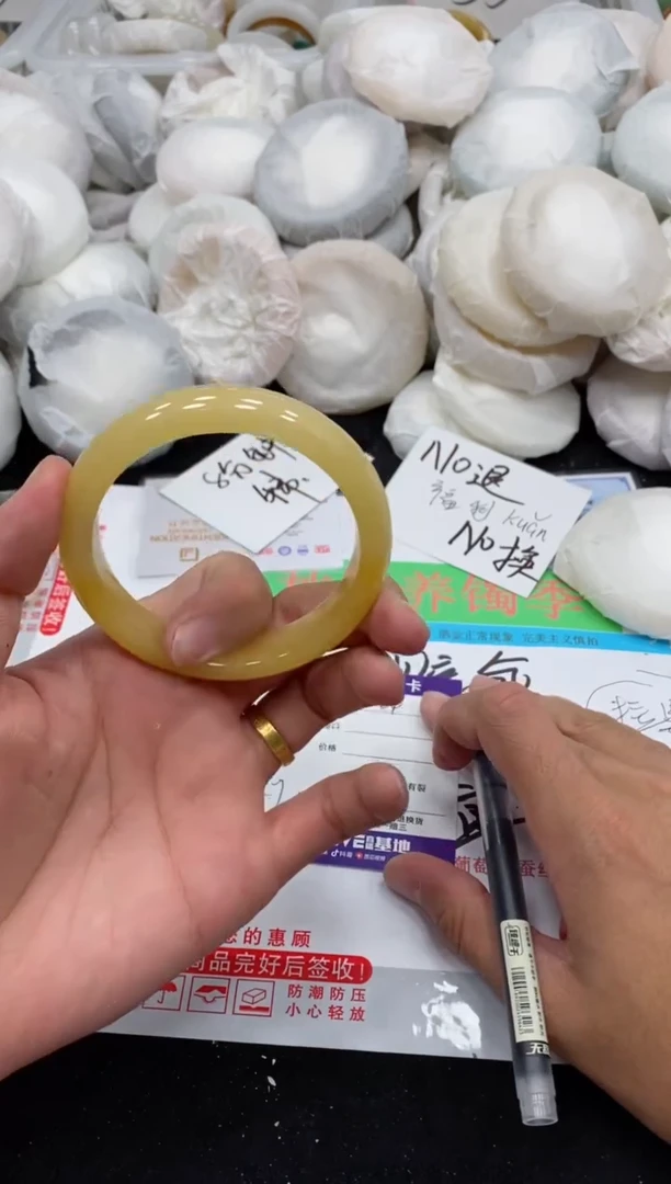【闪购商品】石英质玉手镯未镶嵌64+60-61